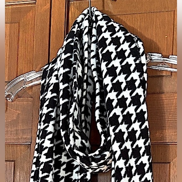 Accessories - 5/$40 FLEECE CHEVRON PRINT BLACK & WHITE WINTER SCARF WITH FRINGE AT THE HEM